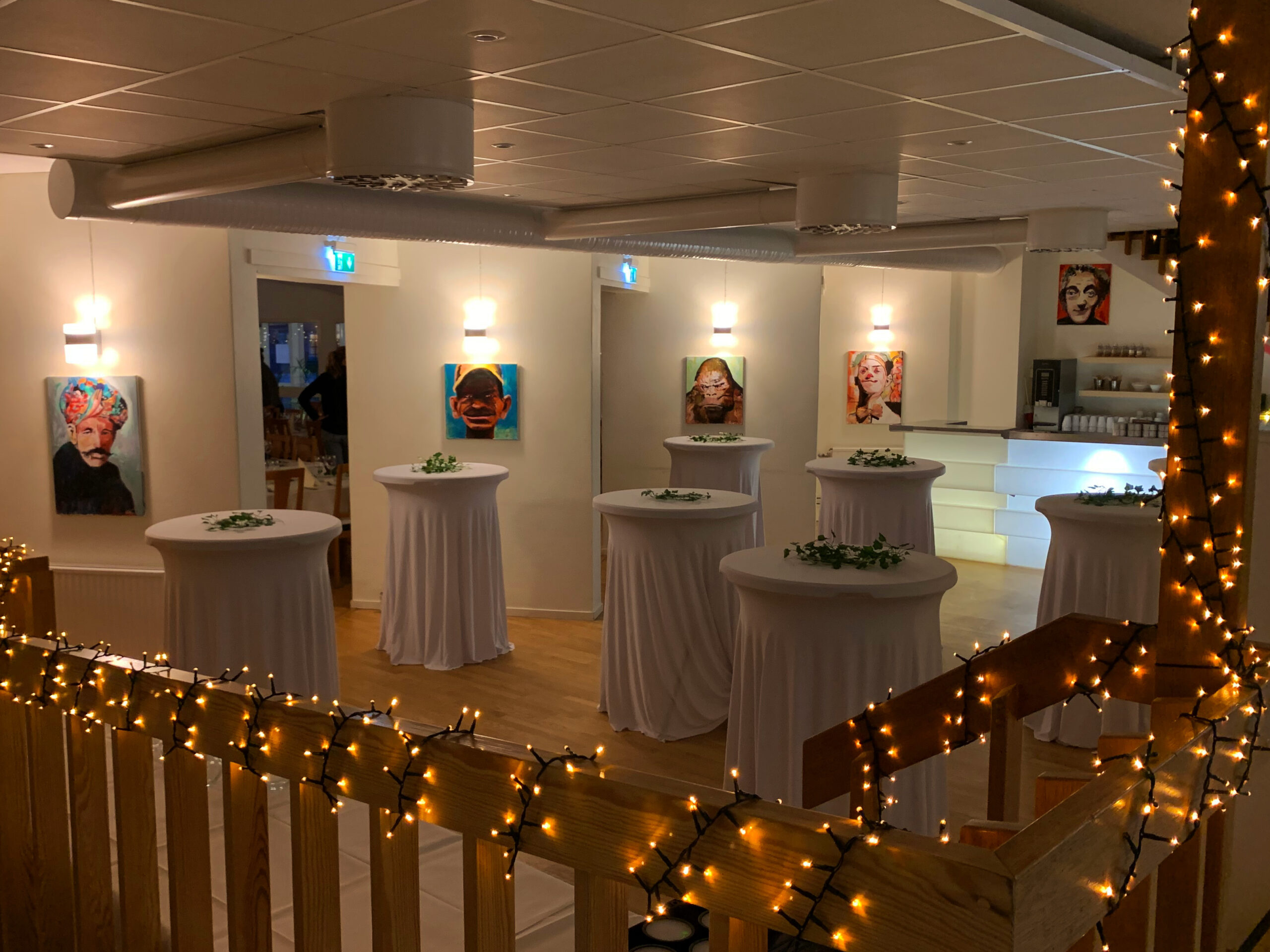Mingel med ståbord innan fest